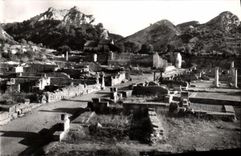 CPA Saint Remy dans le fond Les Alpilles 