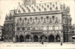CPA Arras L'Hotel de Ville Facade sur la Petite Place 