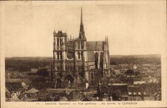 CPA Amiens Somme Vue generale Au centre la Cathedrale 