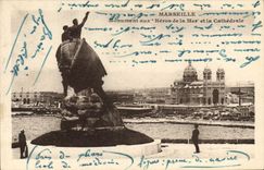 CPA Marseille Monument aux Heros de la Mer et la Cathedrale 