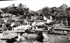 CPM Paysages de Provence Les Fouilles de Glanum a Saint Remy dans le fond les Alpilles 