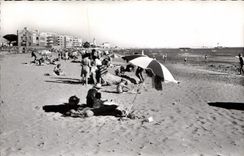 CPM Le Grau du Roi Gard La Plage au fond les jetees 