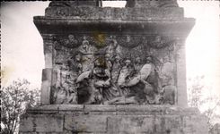 CPM Bas relief de mausolee