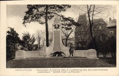 CPA Charleville Monument Eleve en 1921 a la Memoire des 106 instituteurs Ardennais Morts pour la Fra