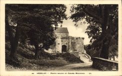 CPA Vezelay Porte Neuve et Cours Bouveau 