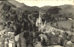 CPA Lourdes vue plongeante sur la Basilique 