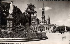 CPA Lourdes Htes Pyrenees La Basilique et la Vierge de l'Esplanade 