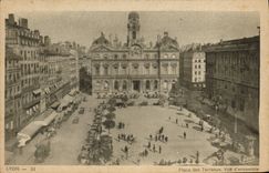 CPA Lyon Place des Terreaux Vue d'ensemble 