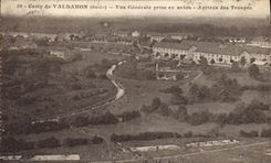 CPA Camp du Valdahon Doubs Vue generale prise en avion Arrivee des Troupes 