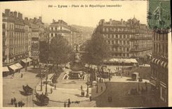 CPA Lyon Place de la Republique ensemble 