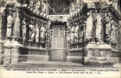 CPA Les Ruines de la grande guerre Reims La Cathedrale Portail gauche apres l'incendie 