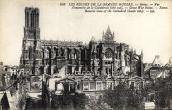 CPA Les Ruines de la Grande Guerre Reims Vue d'Ensemble de la Cathedrale cote sud 