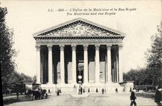 CPA L'Eglise de la Madeleine et la Rue Royale 