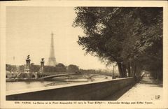 CPA Paris la Seine et le Pont Alexandre III vers la Tour Eiffel 