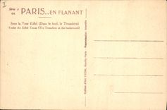 CPA Paris en Flanant sous la Tour Eiffel dans le fond le Trocadero 