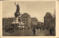 CPA Paris en Flanant Place de la Republique 