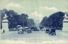 CPA Paris L'Avenue des Champs Elysees et les Chevaux de Marly 
