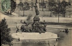 CPA Paris Monument du Triomophe de la Republique par Dalon et crocodiles ornant le bassin de la Plac