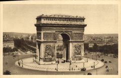 CPA Paris en Flanant l'Arc de Triomphe de la Place de l'Etoile 