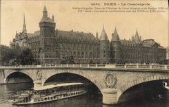 CPA Paris La Conciergerie Saint Chapelle Tours de l'Horloge de Coeur d'argent et de Roubec Bateau