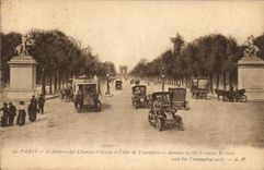 CPA Paris l'Avenue des Champs Elysees et l'Arc de Triomphe 