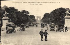 CPA Paris l'Avenue des Champs Elysees et les Chevaux de Marly 