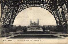 CPA Paris La Trocadero vu du dessou de la Tour Eiffel 
