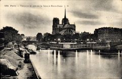 CPA Paris Vue prise de nuit sur La Seine et Notre Dame 