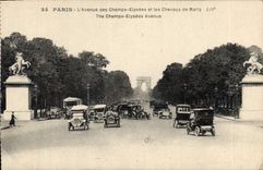 CPA Paris L'Avenue des Champs Elysees et les Chevaux de Marly 