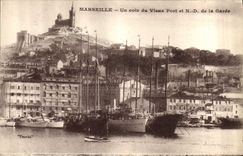 CPA Marseille Un Coin du Vieux Port et Notre Dame de la Garde 