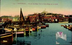 CPA Marseille Un coin du Vieux Port et Notre Dame de la Garde 