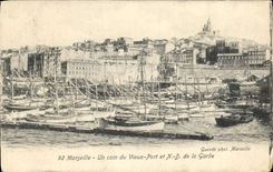CPA Marseille Un coin du Vieux Port et Notre Dame de la Garde 