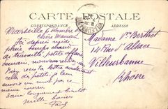 CPA Marseille La Nuti Un Coin du Vieux Port et Notre Dame de la Garde 