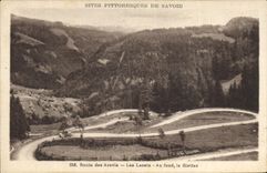 CPA Sites Pittoresque de Savoie Route des Aravis Les Lacets Au fond la Giettaz 