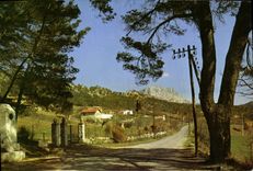 CPA Environs d'Aix en Provence Stele a Cezanne du Tholonet Dans le fond le Massif de Sainte Victoire