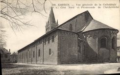 CPA Embrun Vue generale de la Cathedrale Cote Nord et Promenade de l'Archeveche 