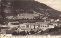 CPA Briancon Les Casernes de Sainte Catherine Vue prise du Grand Hotel 