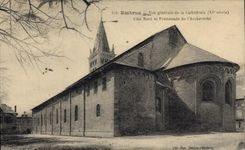 CPA Embrun Vue generale de la Cathedrale Cote Nord et Promenade de l'Archeveche 