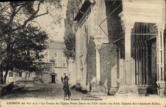 CPA Embrun Le Porche de l'Eglise Notre Dame du XII siecle Au fond Caserne des Chasseurs Alpins 