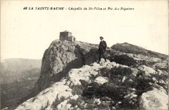 CPA La Sainte Baume Chapelle du St Pilon et Pic des Beguines 