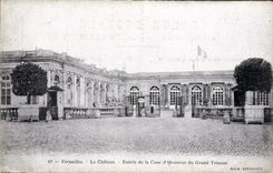 CPA Versailles Le Chateau Entree de la Cour d'Honneur du Grand Trianon 