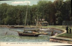 CPA Jardins de Versailles La Flottille du Canal Bateau