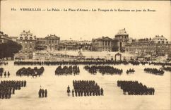 CPA Versailles Le Palais La Place d'Armes Les Troupes de la Garnison un jour de Revue Militaria