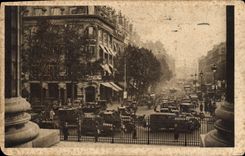 CPA Paris La Rue Prise du Peristyle de la Madeleine 