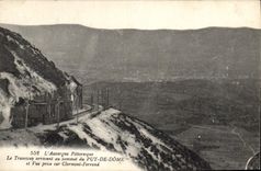 CPA L'Auvergne Pittoresque Le Tramway arrivant au Sommet du Puy de Dome Train