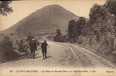 CPA Le Puy de Dome La Route du Puy de Dome a la Font de l'Arbre 