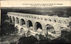 CPA Le Pont du Gard vu de profil en amont et a mi cote de la Montagne 