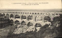 CPA Remoulins Gard Pont du Gard vue d'ensemble et la Route qui le traverse 