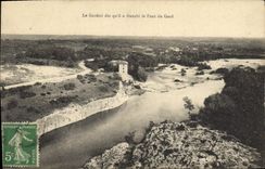 CPA Le Gardon des qui'il a franchi le Pont du Gard 