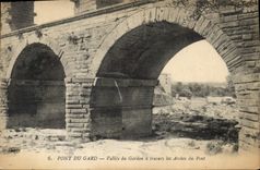 CPA Pont du Gard Vallee du Gardon a travers les Arches du Pont 